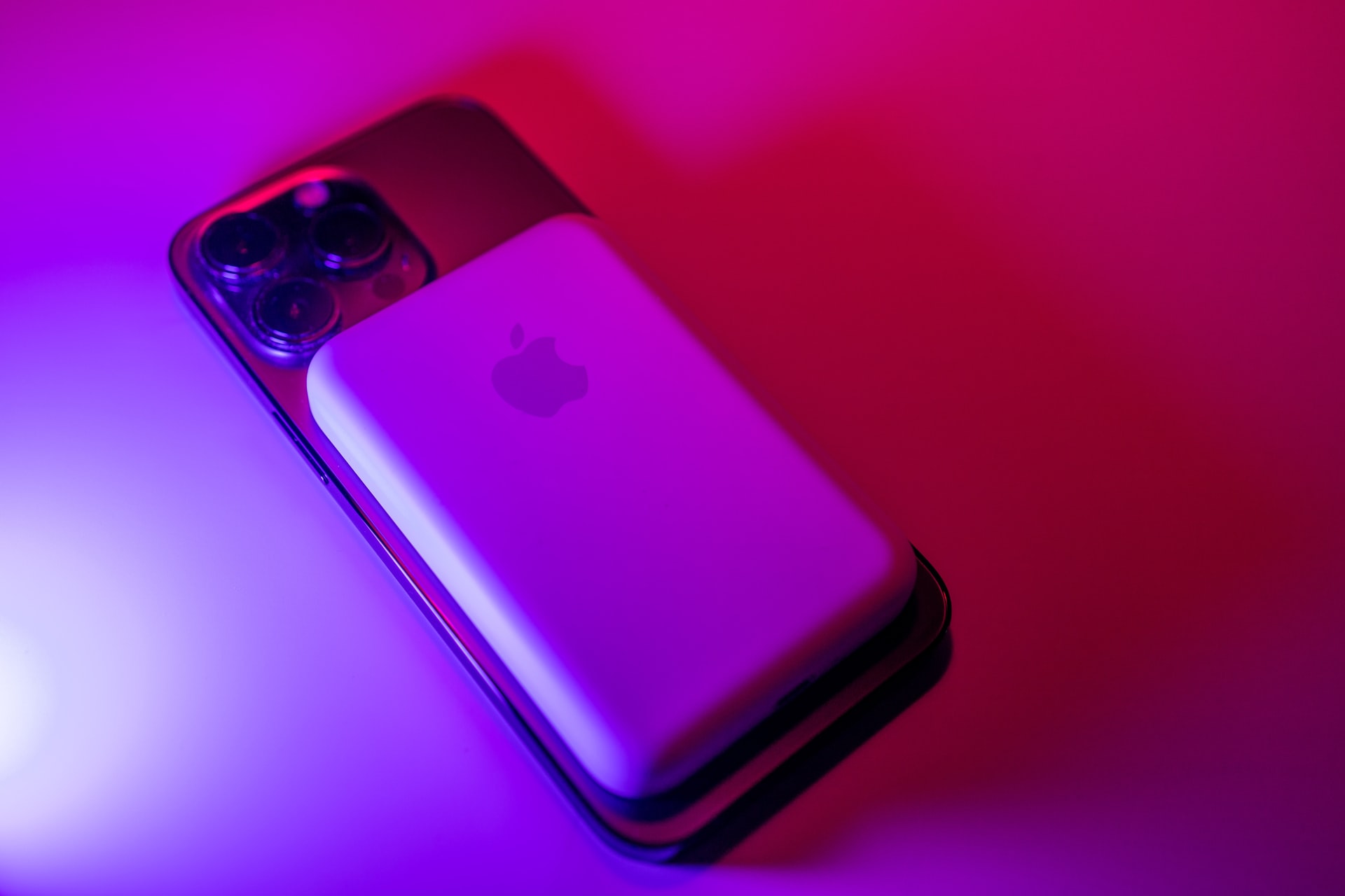 magsafe battery pack iphone Unsplash سے magsafe battery pack iphone Unsplash سے